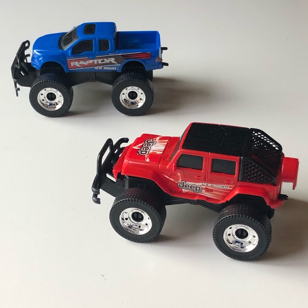 New bright set of 2 5” plastic cars
